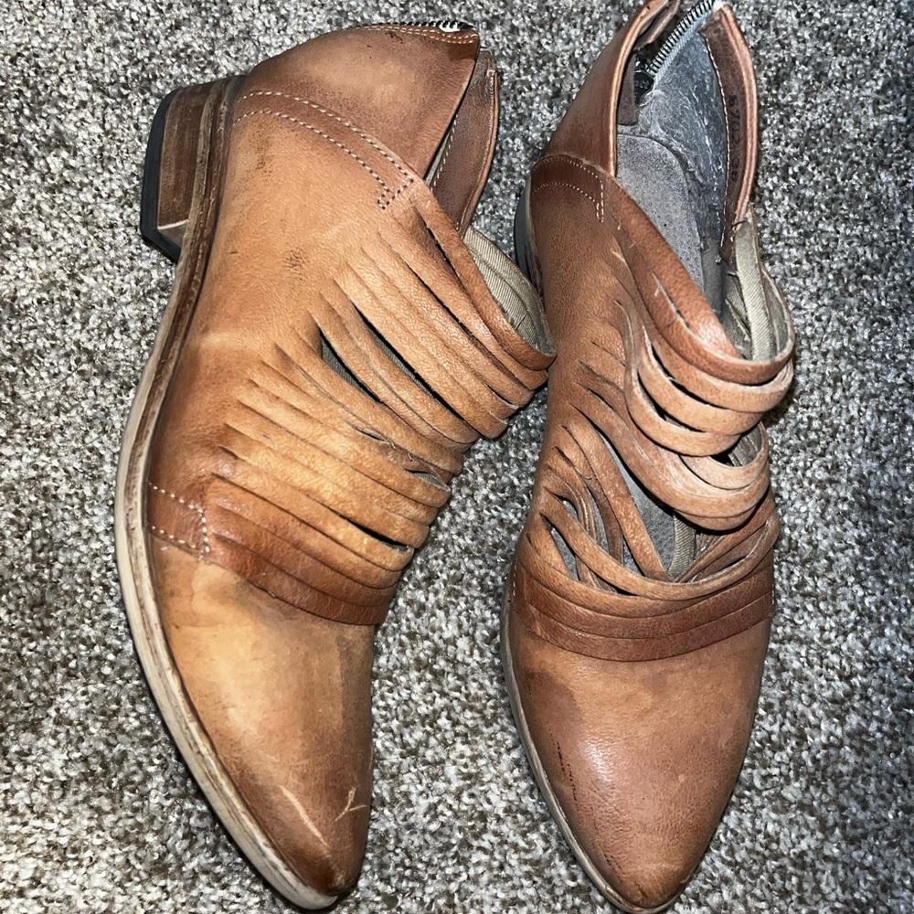 Free People Lost Valley leather ankle boot. Size 38!